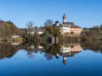 Blick vom Seerundweg zum Kloster Höglwörth